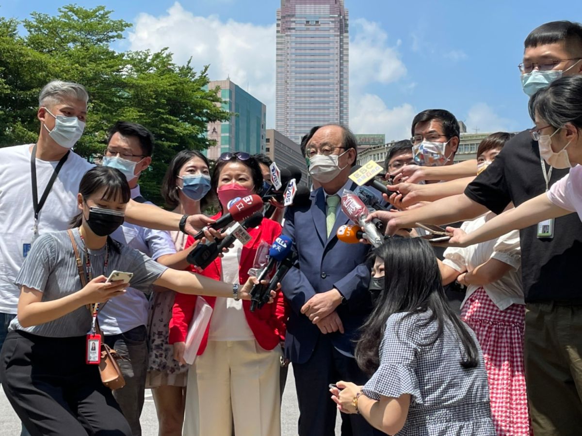 ▲民進黨立法院黨團今（16）日與行政院長蘇貞昌及相關部門，就五倍券進行討論。會後柯建銘等黨團幹部出面受訪。（圖／記者黃宣尹攝，2021.08.16）