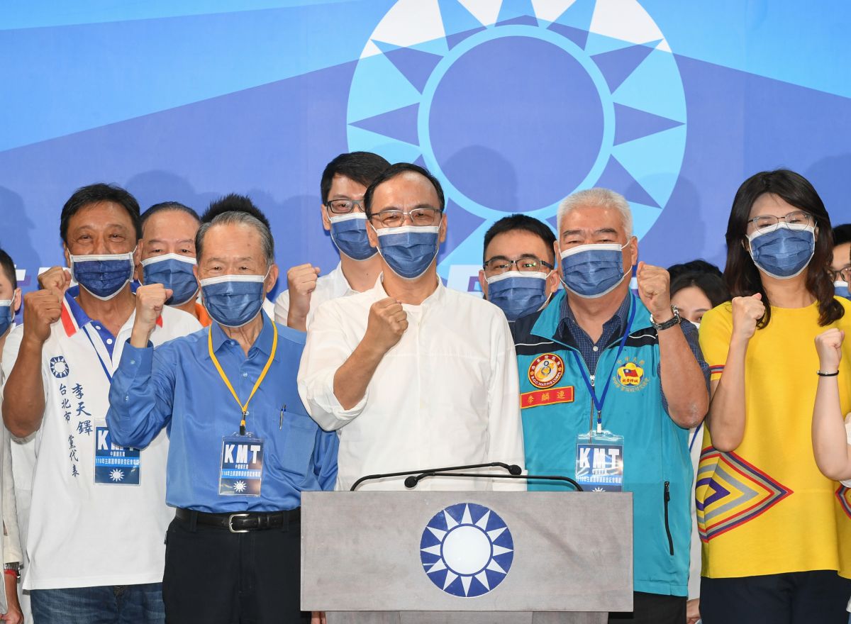 ▲前國民黨主席朱立倫（中）宣布角逐黨主席挑戰現任黨主席江啟臣，電視辯論會9月4日登場。（圖／資料照片）