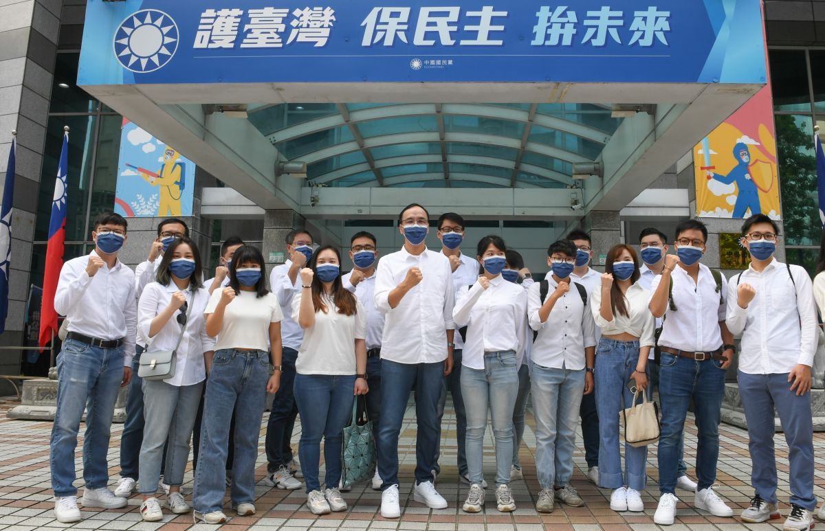 ▲20名青年陪同朱立倫登記參選黨主席。（圖／朱立倫辦公室提供）