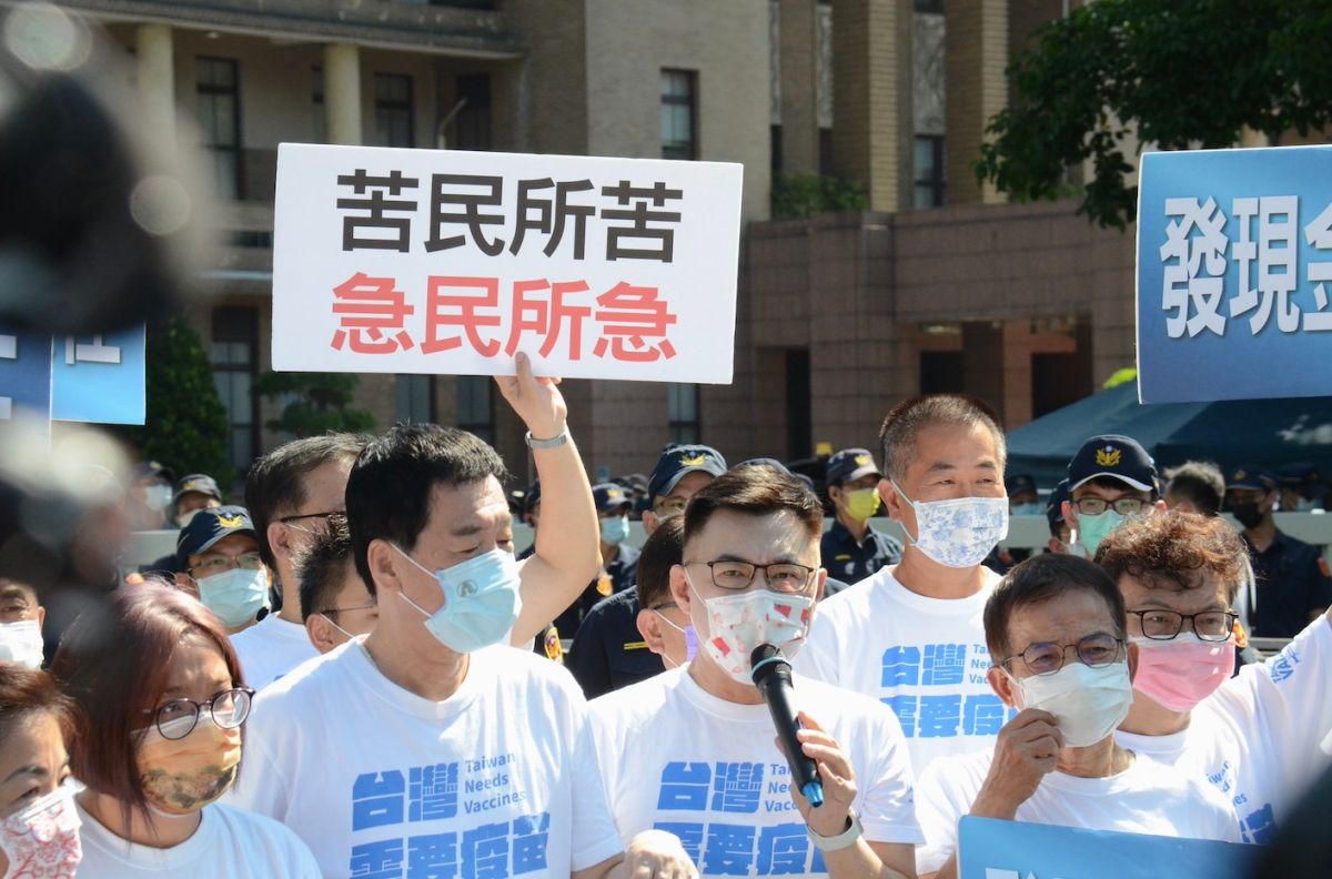 ▲國民黨立院黨團今（16）日發動甲級動員，至行政院大門，以撒假鈔方式喊話行政院普發現金緊急紓困。（圖／國民黨團提供）