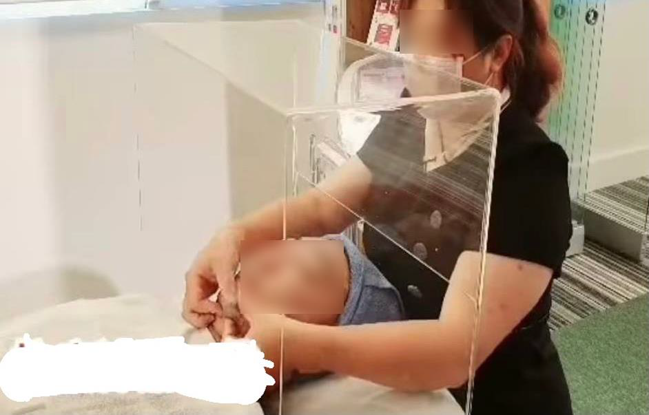 ▲經濟部公布之美容美體頭臉部防護箱樣式。（圖／經濟部「美容美體業防疫管理措施建議指引」）