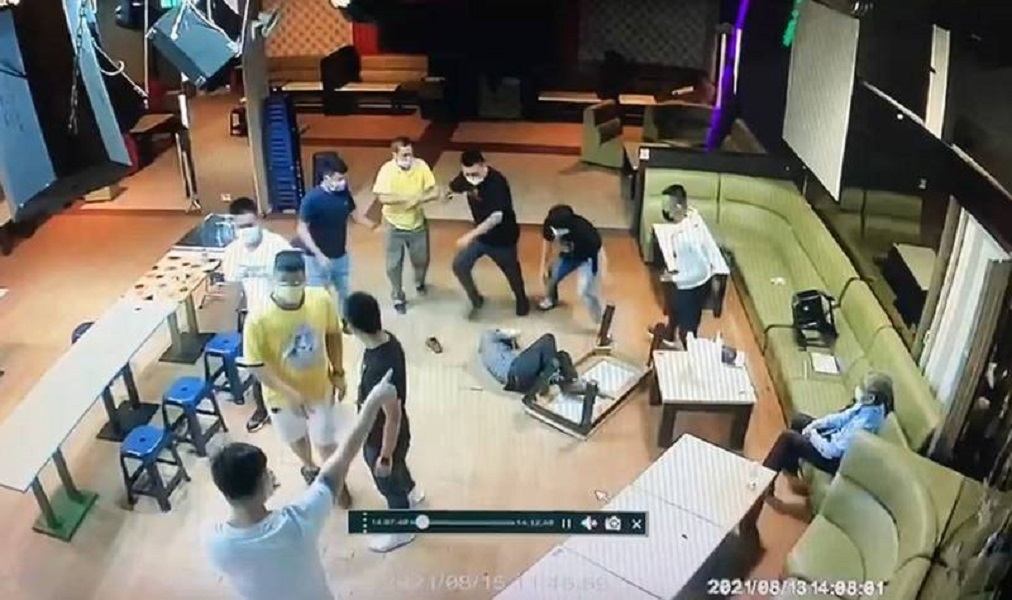 ▲「東協廣場」染黑　管委會遭砸場施暴(圖/記者鄧力軍翻攝)