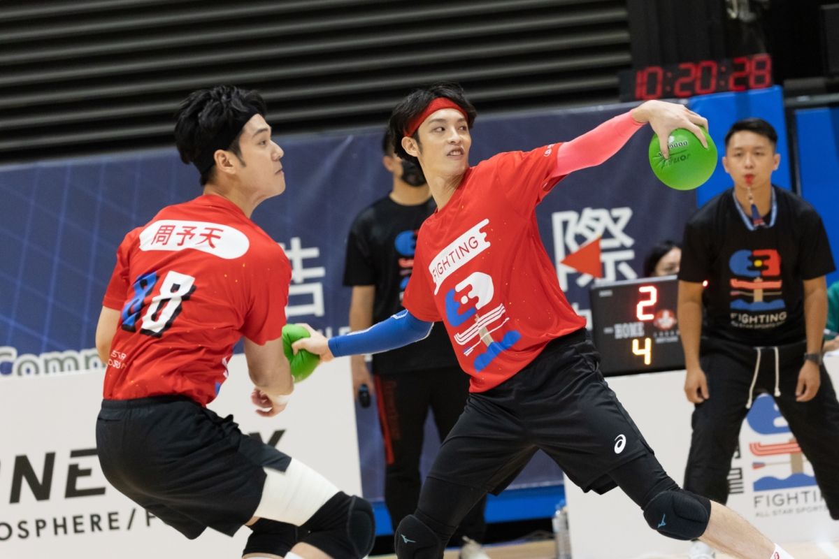 ▲曹佑寧（持球者）打球太凶狠，網友讚不愧是國手。（圖／三立提供）