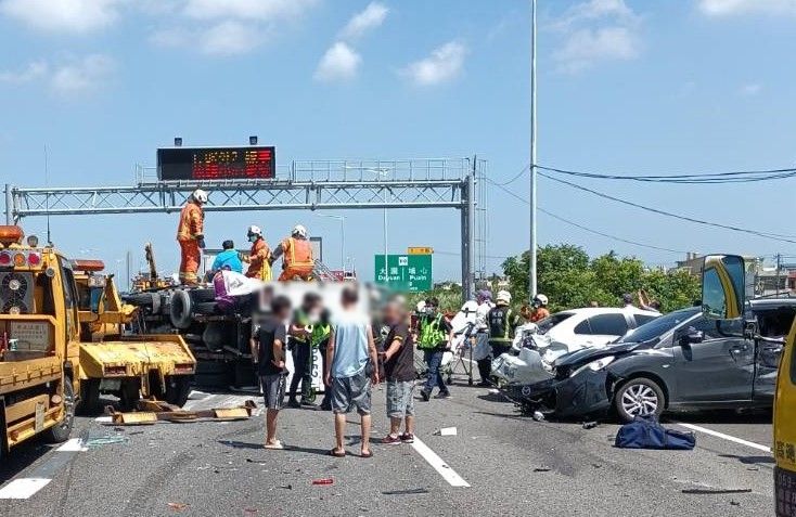 ▲國道2號西向1.8公里，今天上午發生8部車連環撞的車禍事故。（圖／國道警察提供）