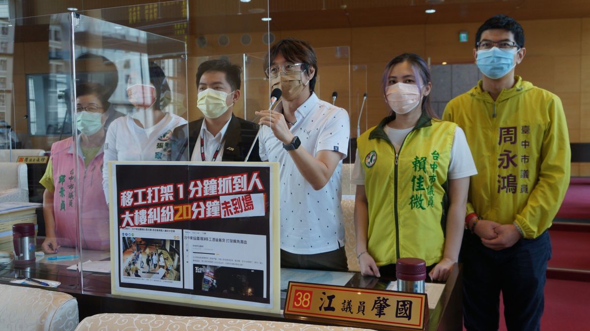 ▲東協廣場召開管委會時，黑衣人衝進施暴毆打治安事件，議員嚴正要求局長必須立即進入狀況、掌握案情，快速釐清真相。(圖／柳榮俊攝2021.8.16)