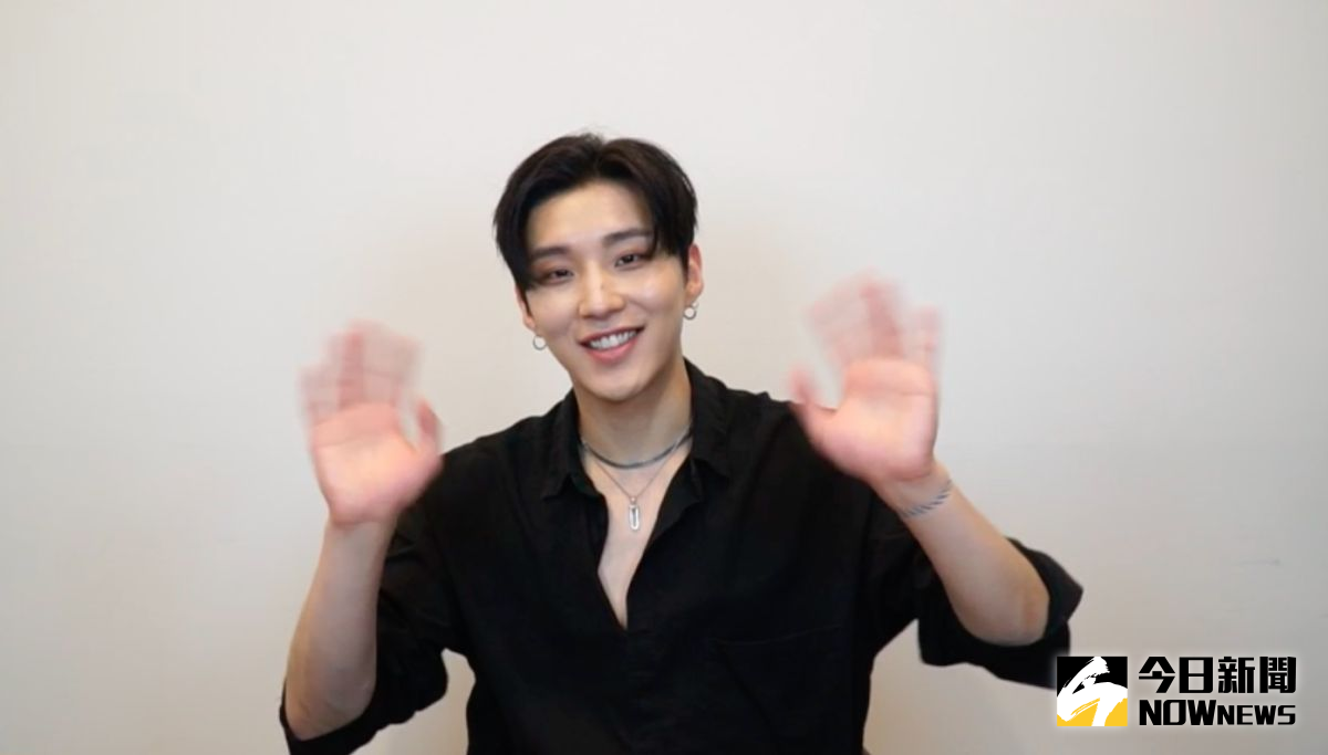 ▲文鐘業回答台灣媒體問題的時候，立刻遇到「好兄弟」。（圖／CL Creative & Entertainment）