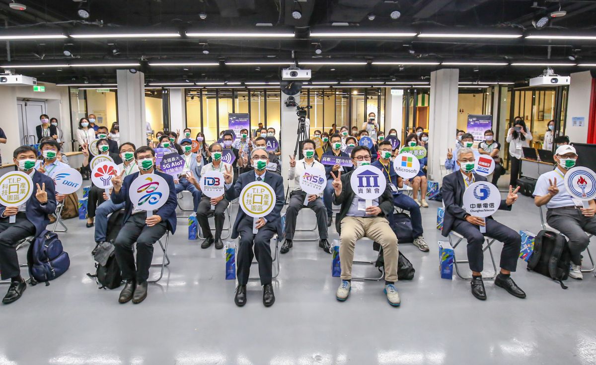 ▲經濟部加工出口區管理處舉辦高雄軟體園區第2期開發案北部招商座談會，由加工出口區管理處處長楊伯耕(前排左3)主持。(圖／加工出口區管理處提供)
