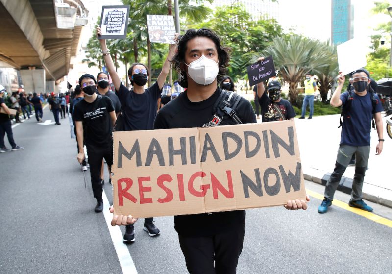▲因疫情持續無好轉跡象，馬來西亞民眾上街抗議，要慕尤丁下台。（圖／美聯社／達志影像）