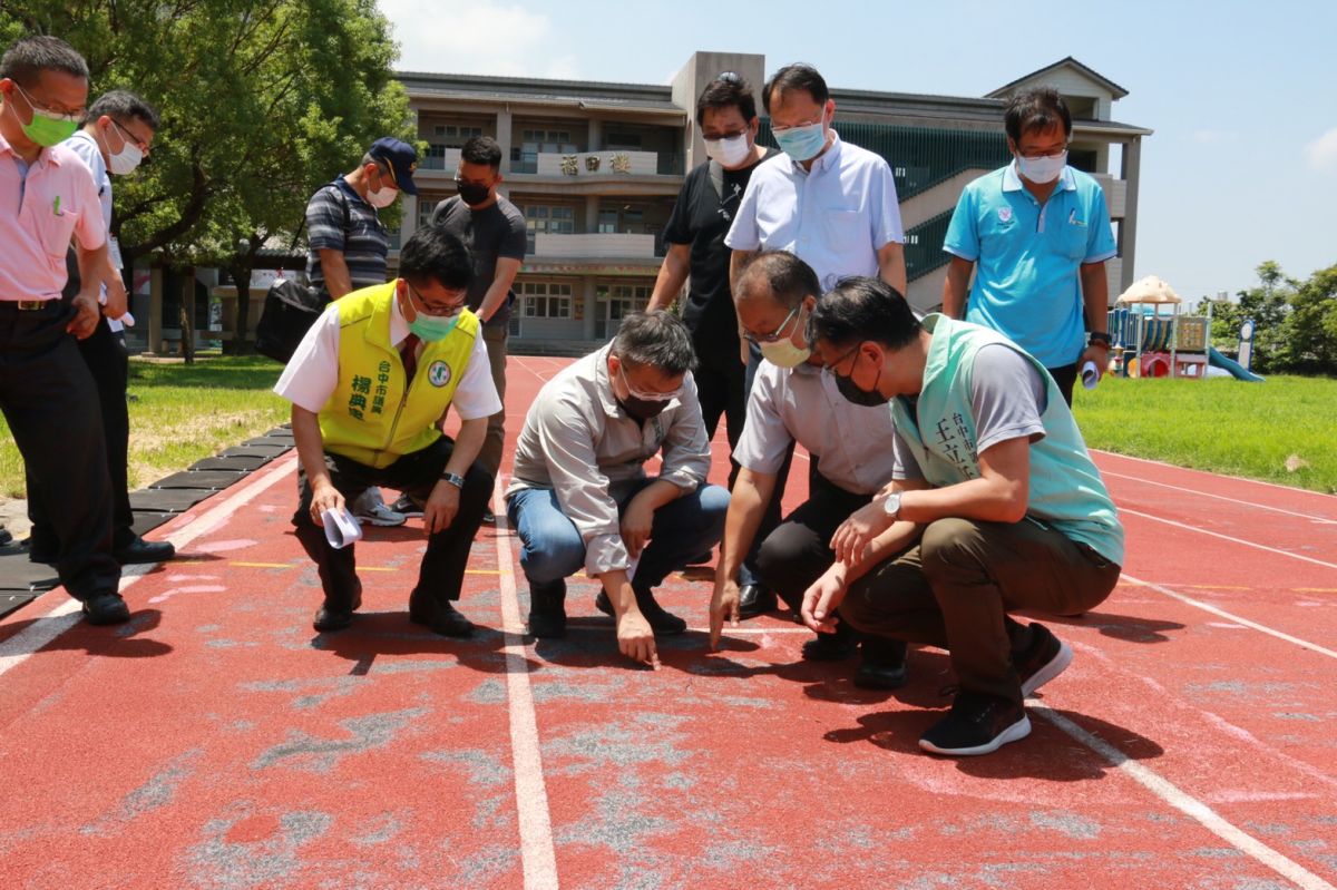 ▲立法院副院長蔡其昌邀集教育部、中市府教育局等單位會勘海線三所學校運動場，爭取經費挹注改善(圖／蔡其昌服務處提供2021.8.16)