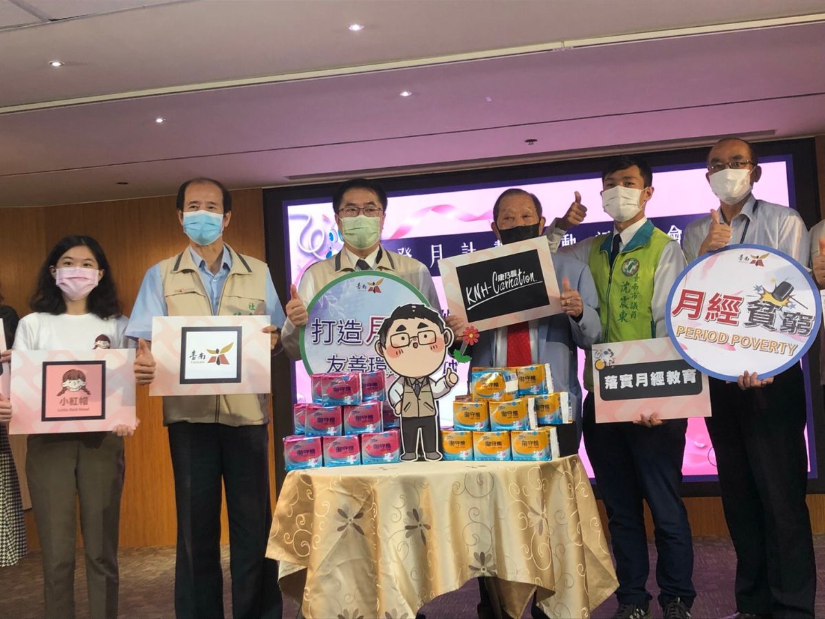 ▲左起，全球小紅帽協會創辦人林薇、台南社會局局長陳榮枝、台南市長黃偉哲、康那香企業董事長戴榮吉、市議員沈震東等人一同出席「登月計畫」記者會（圖／記者林怡孜攝，2021,08,16）