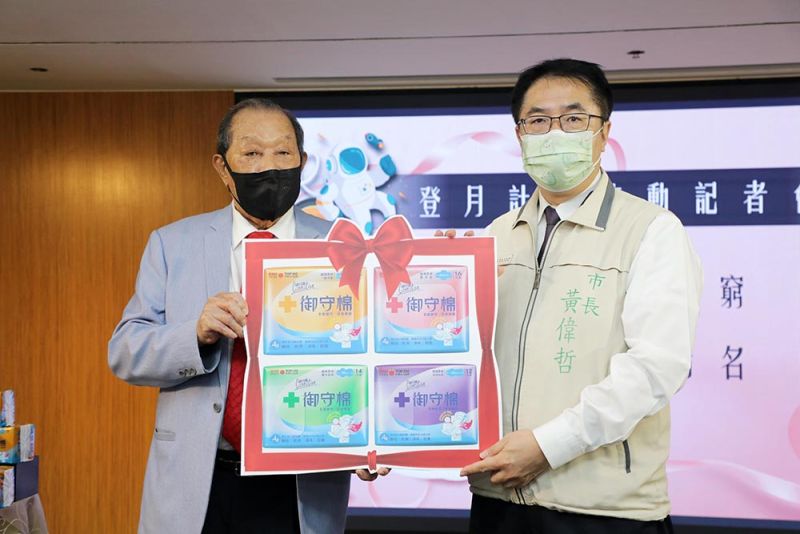 ▲台南市長黃偉哲感謝康那香企業董事長戴榮吉對女性愛的付出(圖/記者林怡孜攝,2021,08,16)