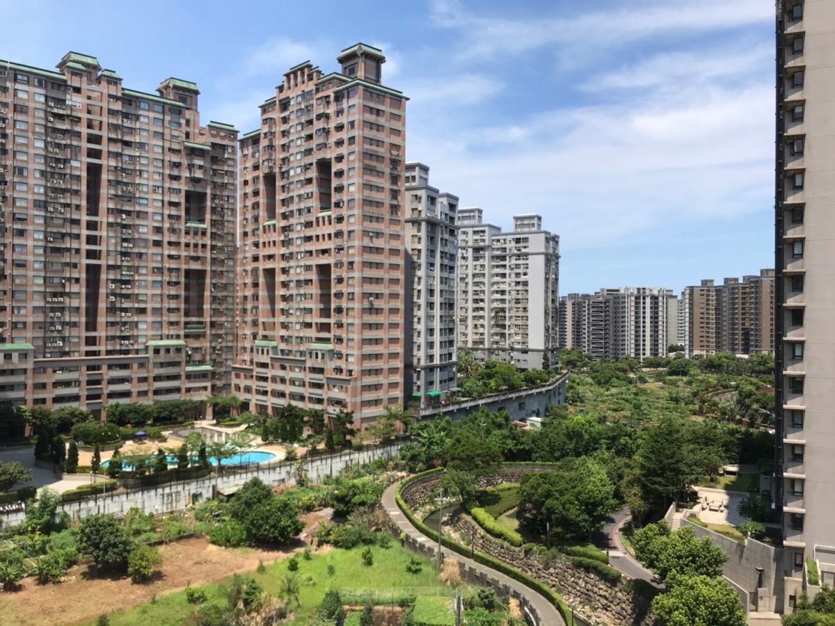 ▲高房租又高房價的狀況下，不少小資族會選擇往蛋白或蛋殼區購屋居住。（圖／NOWnews資料照片）