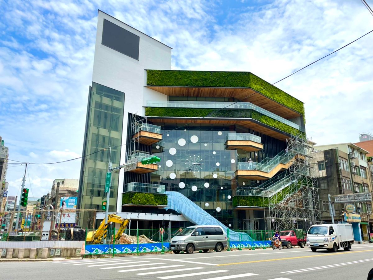 ▲被稱為中壢大時鐘的中壢第一公有市場將於10月完工，翻轉商圈。（圖／NOWnews資料照片）