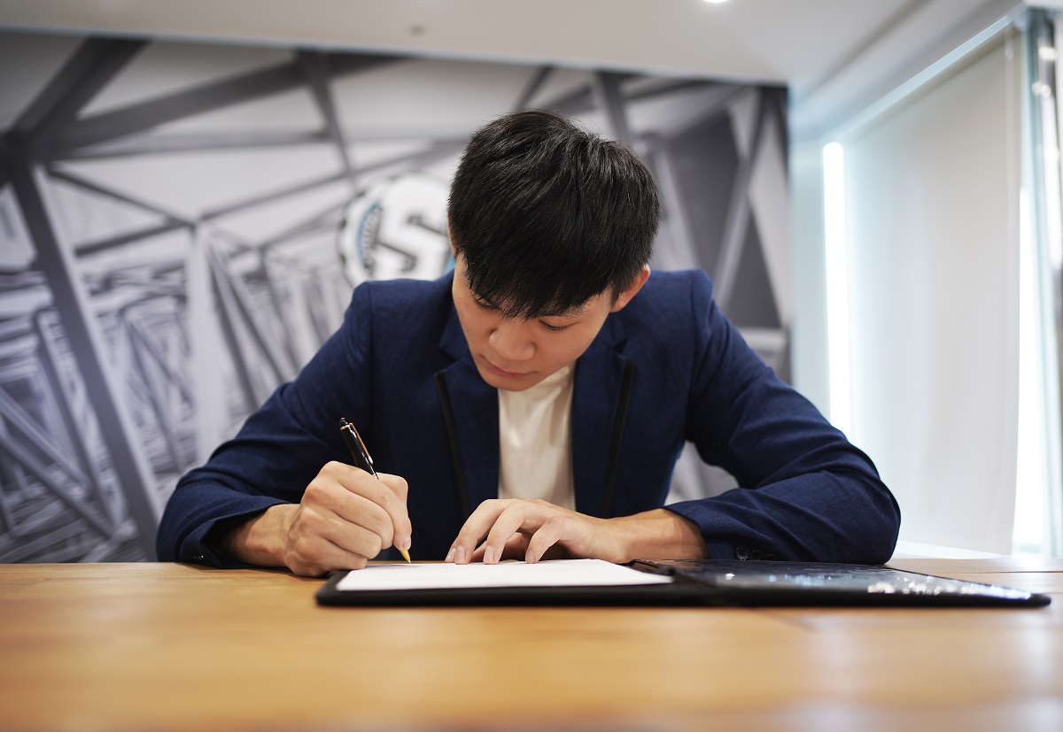 ▲林均濠正式完成簽約。(圖／高雄鋼鐵人提供)