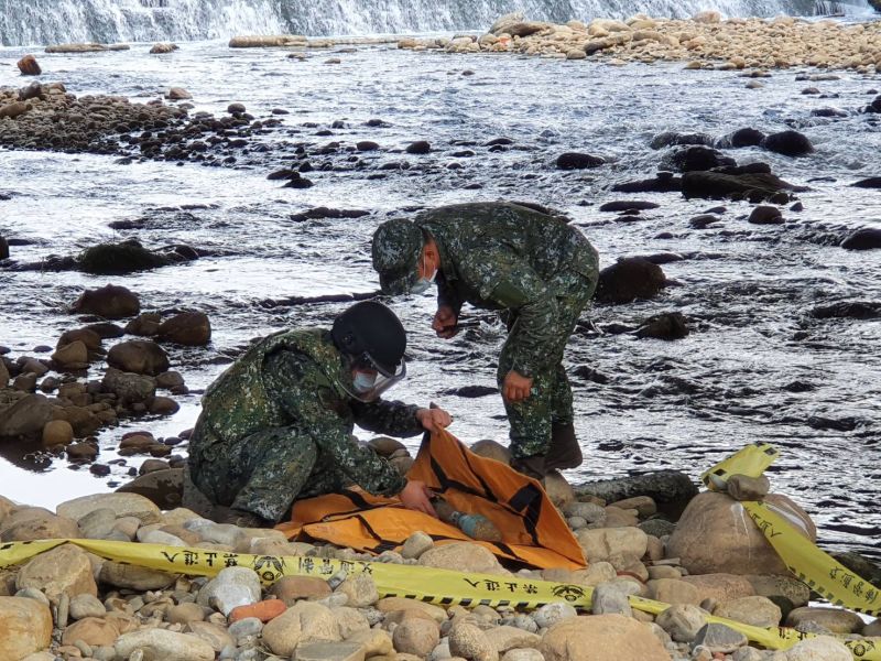 ▲桃園龜山區南崁溪河床驚見未爆彈，軍方派員到場處理。（圖／龜山分局提供）