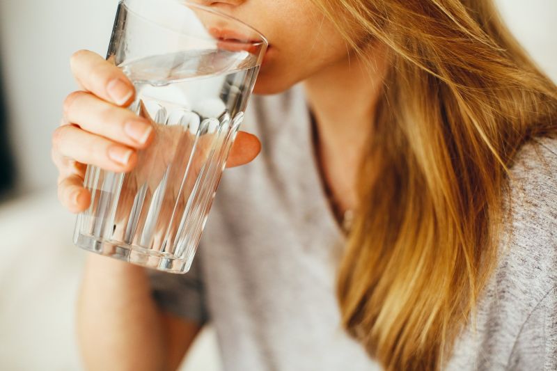覺得渴才喝水？營養師揭身體「缺水6警訊」：千萬不能等
