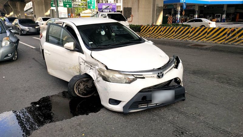 ▲嫌犯駕車一路衝撞，嫌犯駕駛的白色自小客車也嚴重毀損。（圖／翻攝畫面）