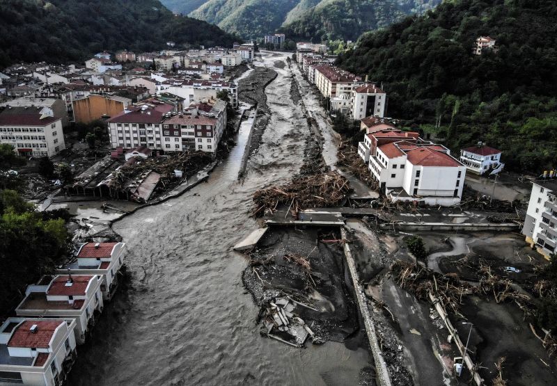 ▲土耳其當地官員表示，上週強襲國內黑海地區的暴洪已造成70人喪命，目前尚有47人生死未卜。（圖／美聯社／達志影像）