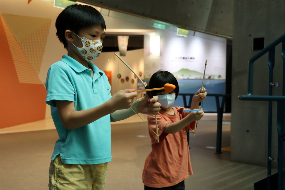 ▲十三行博物館教導民眾用回收的材料製作弓箭組，安全又好玩。（圖／十三行博物館提供）