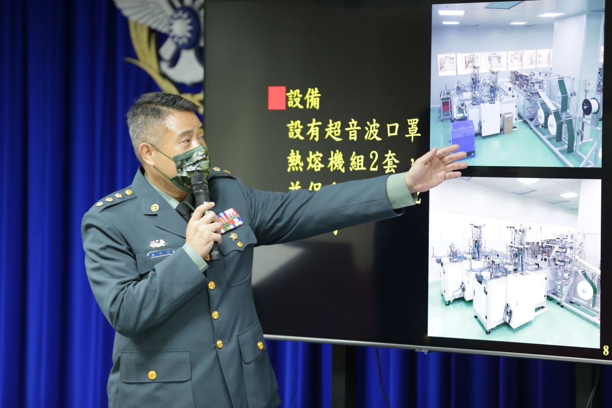 ▲軍備局生產製造中心第209廠廠長王文宏上校報告國軍醫療口罩產製狀況。（圖／國防部提供）