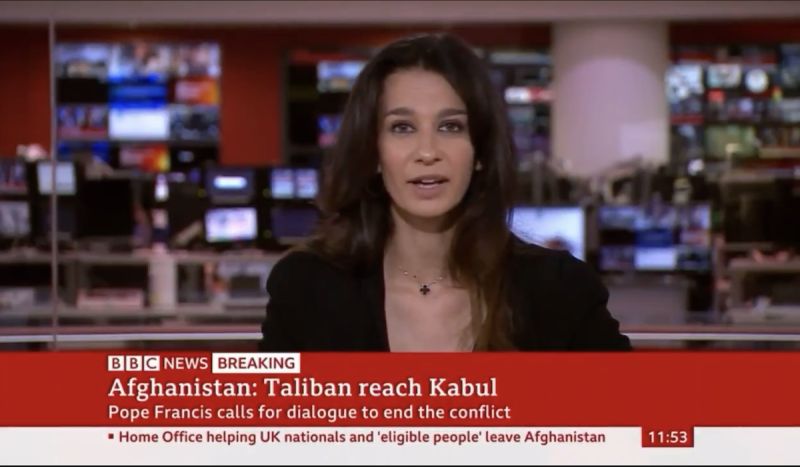 ▲《BBC》女主播哈基姆在播報新聞圖中，意外接到了來自塔利班發言人夏亨的電話。（圖／翻攝自《BBC》）