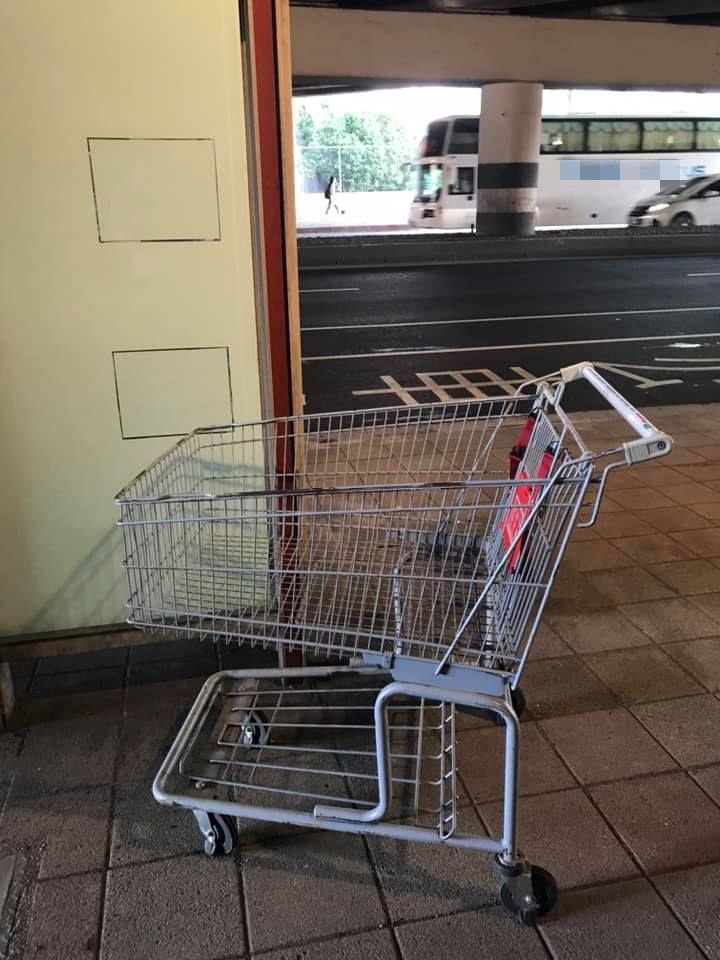 ▲有網友建議,可以推出「簡訊實推制」,避免客人將推車亂推。(圖/翻攝自《爆廢公社二館》)