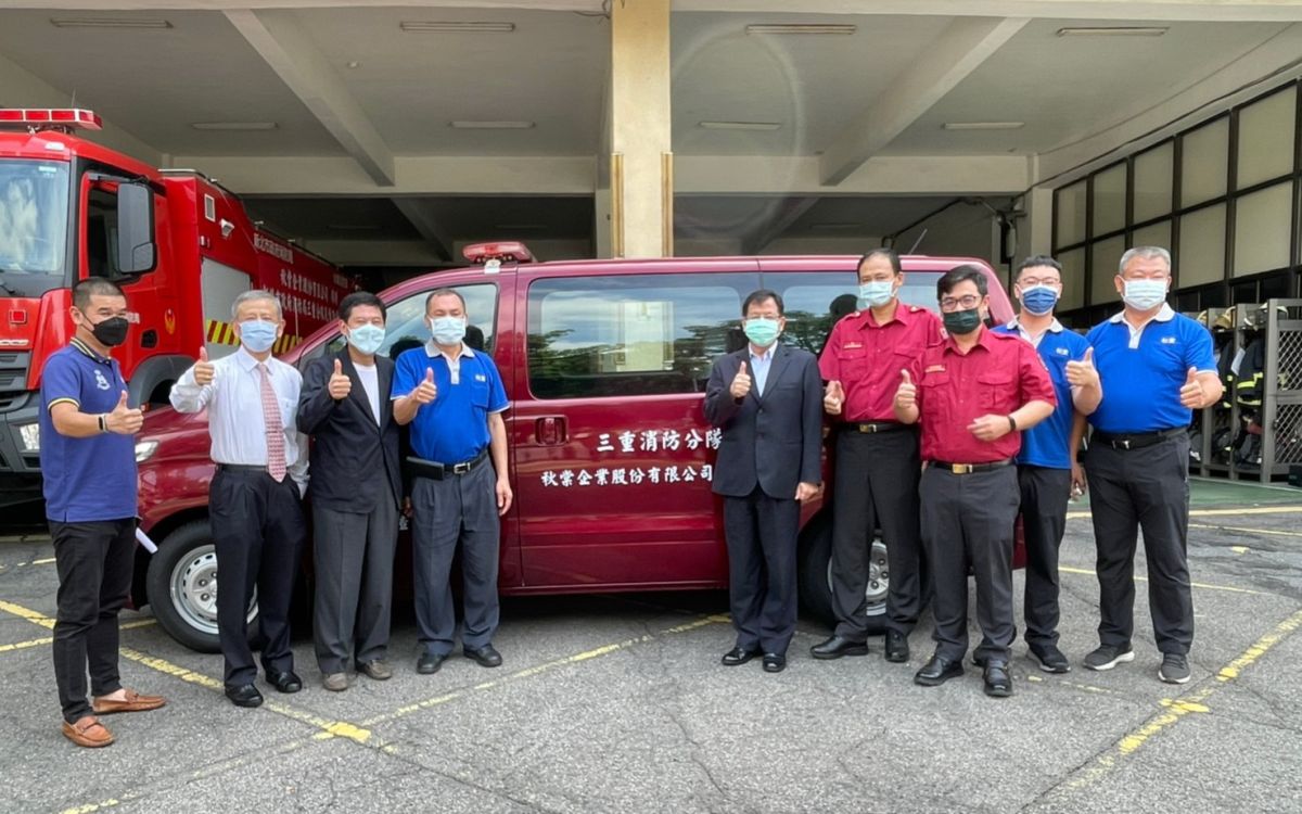▲新北市議員陳啟能（左三）去年8月曾陪同秋棠企業總經理張長發（左四）捐贈災情勘查車。（圖／NOWnews資料照，新北市議員陳啟能服務處提供）