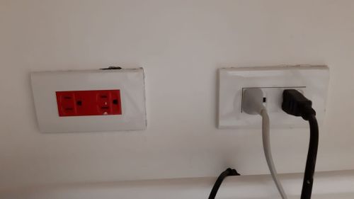 ▲紅色插座平時完全沒有電，有緊急狀況時才會由大樓緊急發電機供電。（圖／翻攝裝潢DIY研究室臉書）
