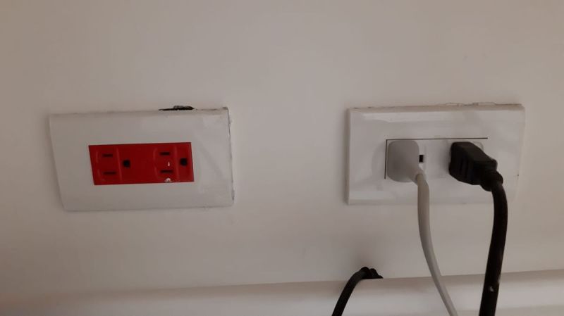▲一名網友在家中發現紅色插座，但將電器插頭插上卻完全沒有電。（圖／翻攝裝潢DIY研究室臉書）