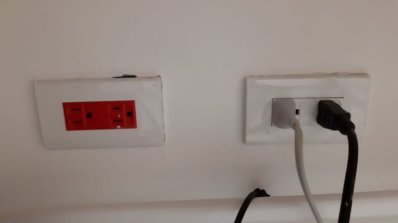 ▲一名網友在家中發現紅色插座,但將電器插頭插上卻完全沒有電。(圖/翻攝裝潢DIY研究室臉書)