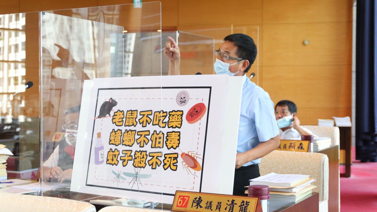 ▲議員陳清龍指出，環保局進行登革熱防治噴藥作業後，不僅滅蚊效果變差，反而引起蟑螂四處亂竄，造成市民相當大的困擾。(圖／陳清龍服務處提供2021.8.17)