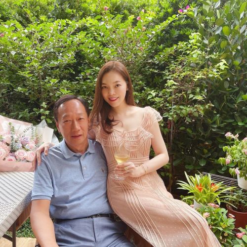 ▲曾馨瑩（右）嫁給郭台銘18年，育有2女1子，夫妻倆鶼鰈情深。（圖／翻攝自HsinYing 曾馨瑩IG＠hsin_ying_tseng）