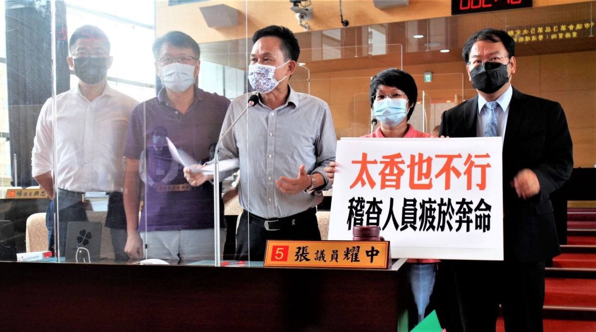 ▲議員質詢指出，麵包名店因排隊代購問題，被檢蔥麵包的香味屬異味，稽查第一線疲於奔命(圖／柳榮俊攝2021.8.17)