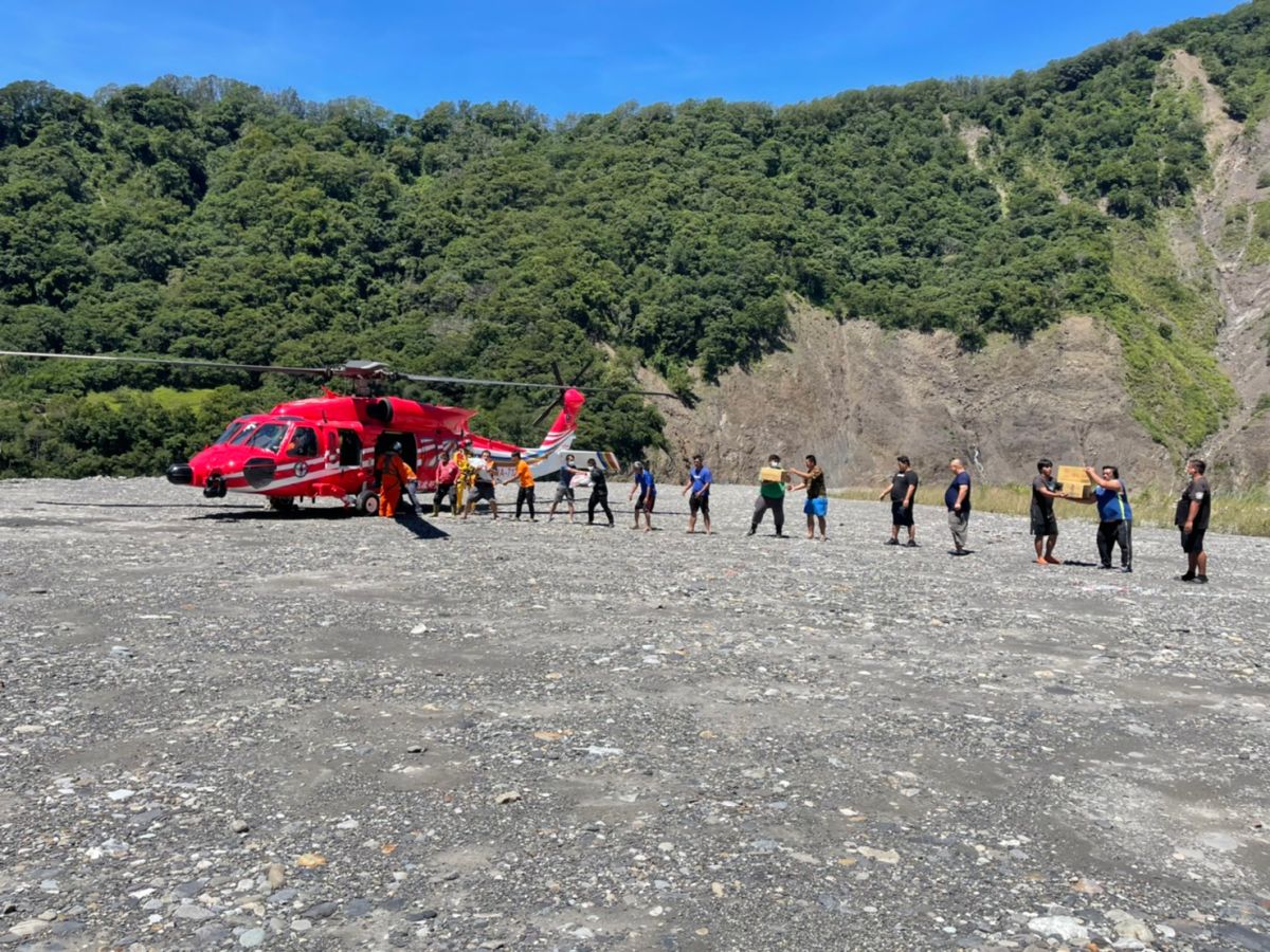 ▲高市府第5批民生物資，今天上午由2架空勤直升機載運至桃源山區，返航時後送3名有慢性疾病的居民就醫。（圖／高市消防局提供）