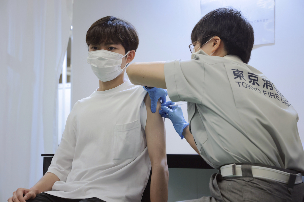 ▲因應疫情，日本宣布一般民眾接種第3劑疫苗將提早從3月展開，並將盡早為有意願的12歲以下孩童施打疫苗。（圖／美聯社／達志影像）