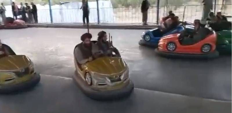 ▲塔利班在喀布爾的遊樂園內大玩碰碰車。（圖／翻攝自Hamid
