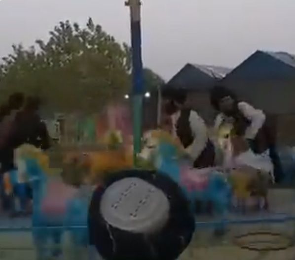 ▲塔利班在喀布爾的遊樂園內大玩旋轉木馬。（圖／翻攝自Shakib