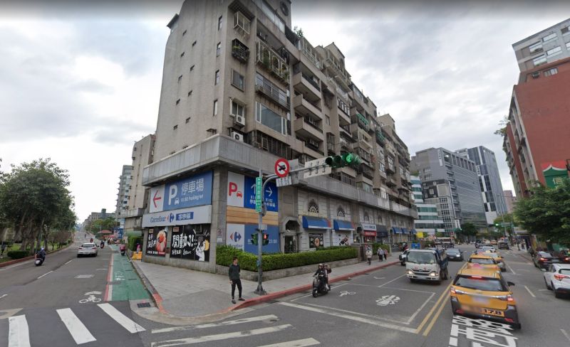 ▲家樂福表示，接獲台北市府通知，表示天母店1樓美食街曾有確診者足跡，17日晚間8時將停業清消。（圖／翻攝自Google街景）