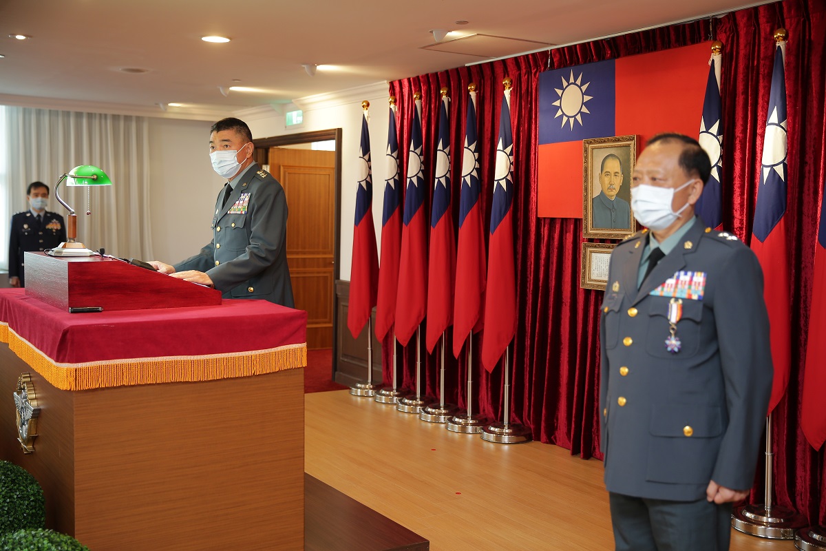 ▲國防部參謀本部副參謀總長王興禮中將(右)，遭爆料結束公務行程返國後，因攜帶7條香菸「超量」而被查獲。(圖／軍聞社提供)