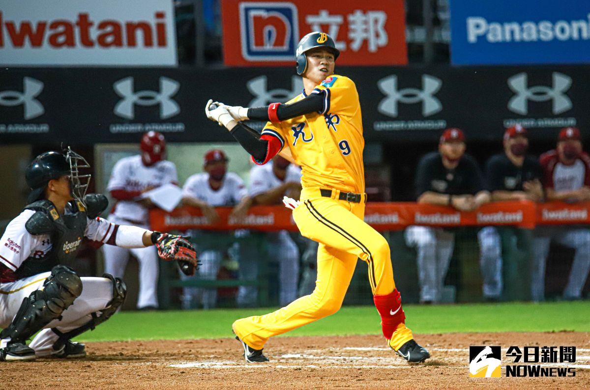 ▲中信兄弟三壘手王威晨擊出一壘安打（圖／記者葉政勳攝 , 2021.08.17）