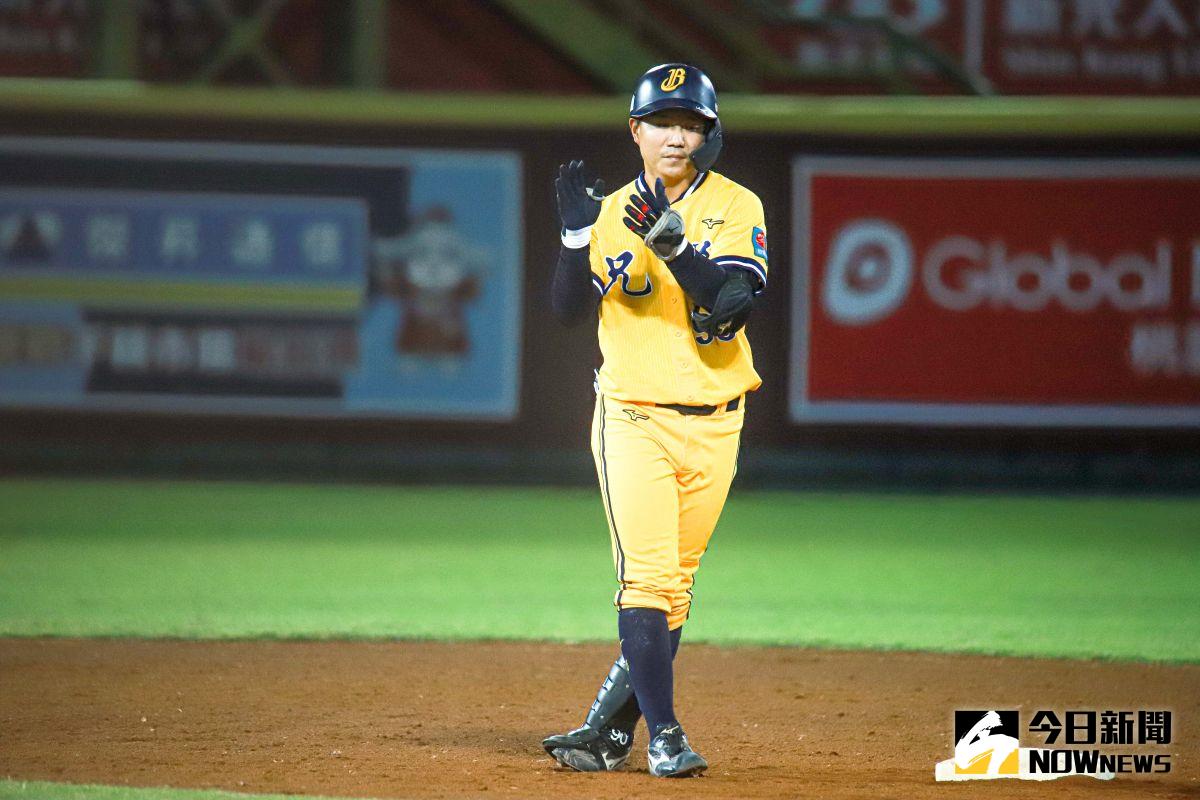 ▲中信兄弟游擊手江坤宇擊出二壘安打（圖／記者葉政勳攝 , 2021.08.17）