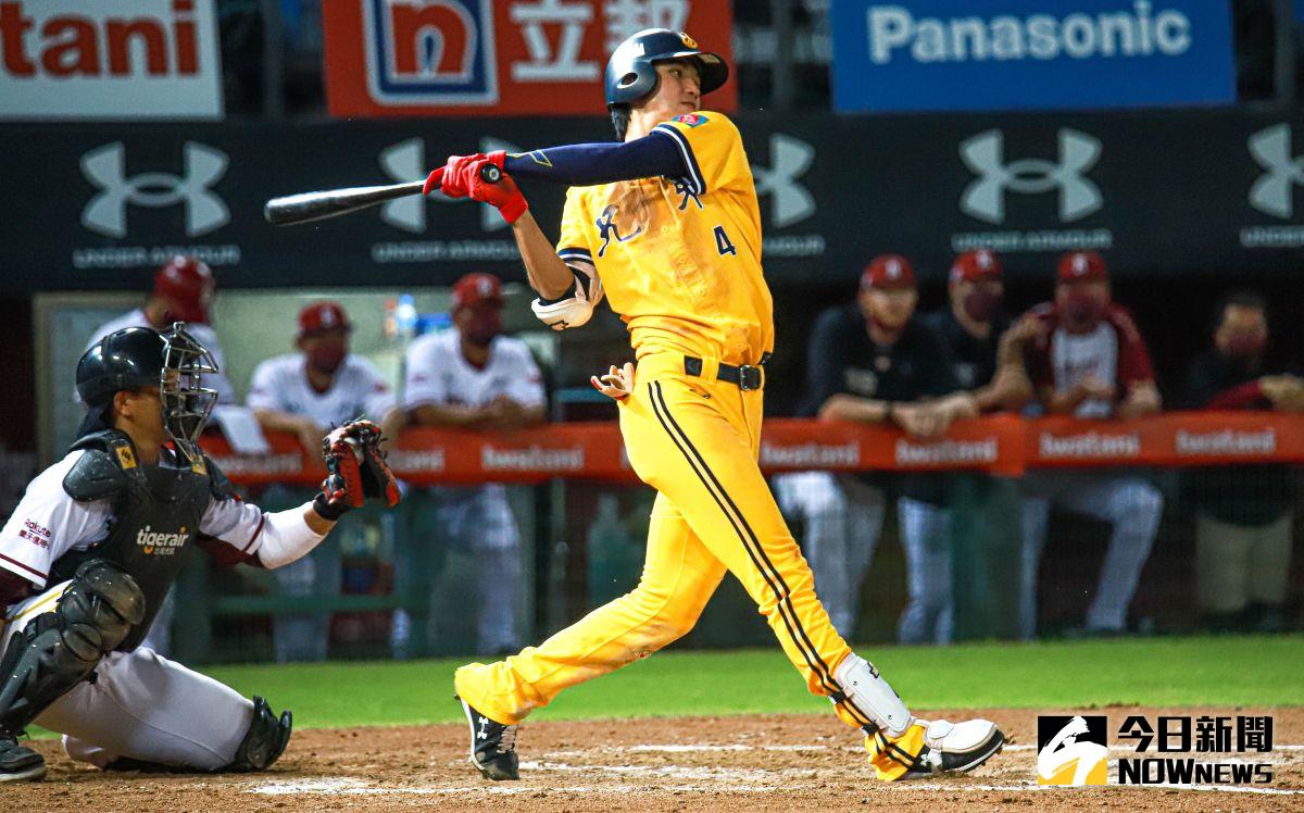 ▲中信兄弟外野手陳文杰擊出二壘安打。（圖／記者葉政勳攝 ）