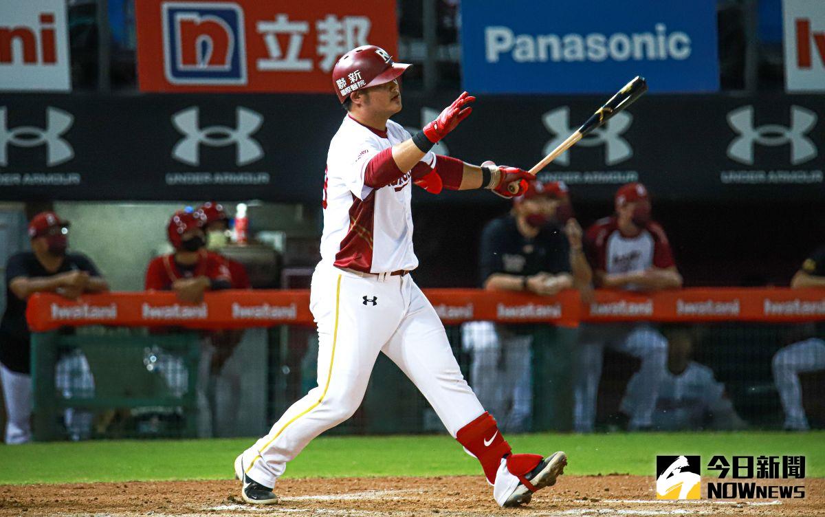 ▲樂天桃猿陳俊秀對王維中3次打席都敲出安打，攻下4分。（圖／記者葉政勳攝 ）