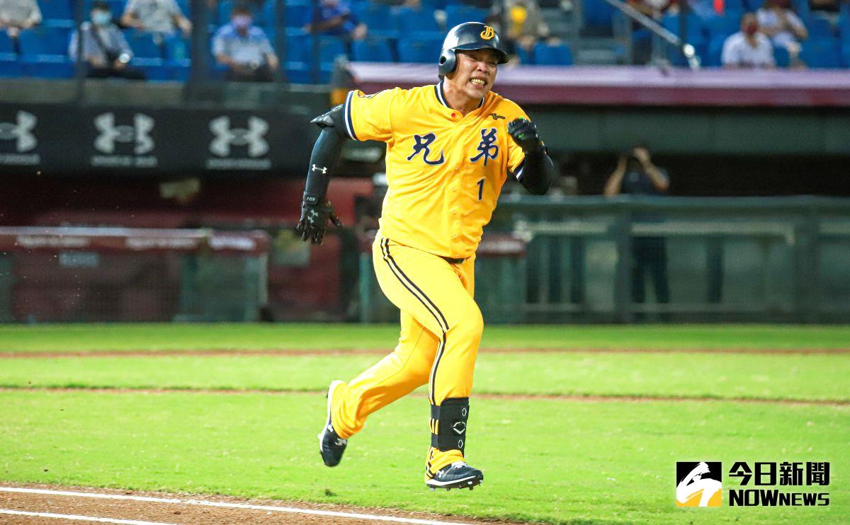 ▲中信兄弟外野手陳子豪奮力跑出內野安打。（圖／記者葉政勳攝）