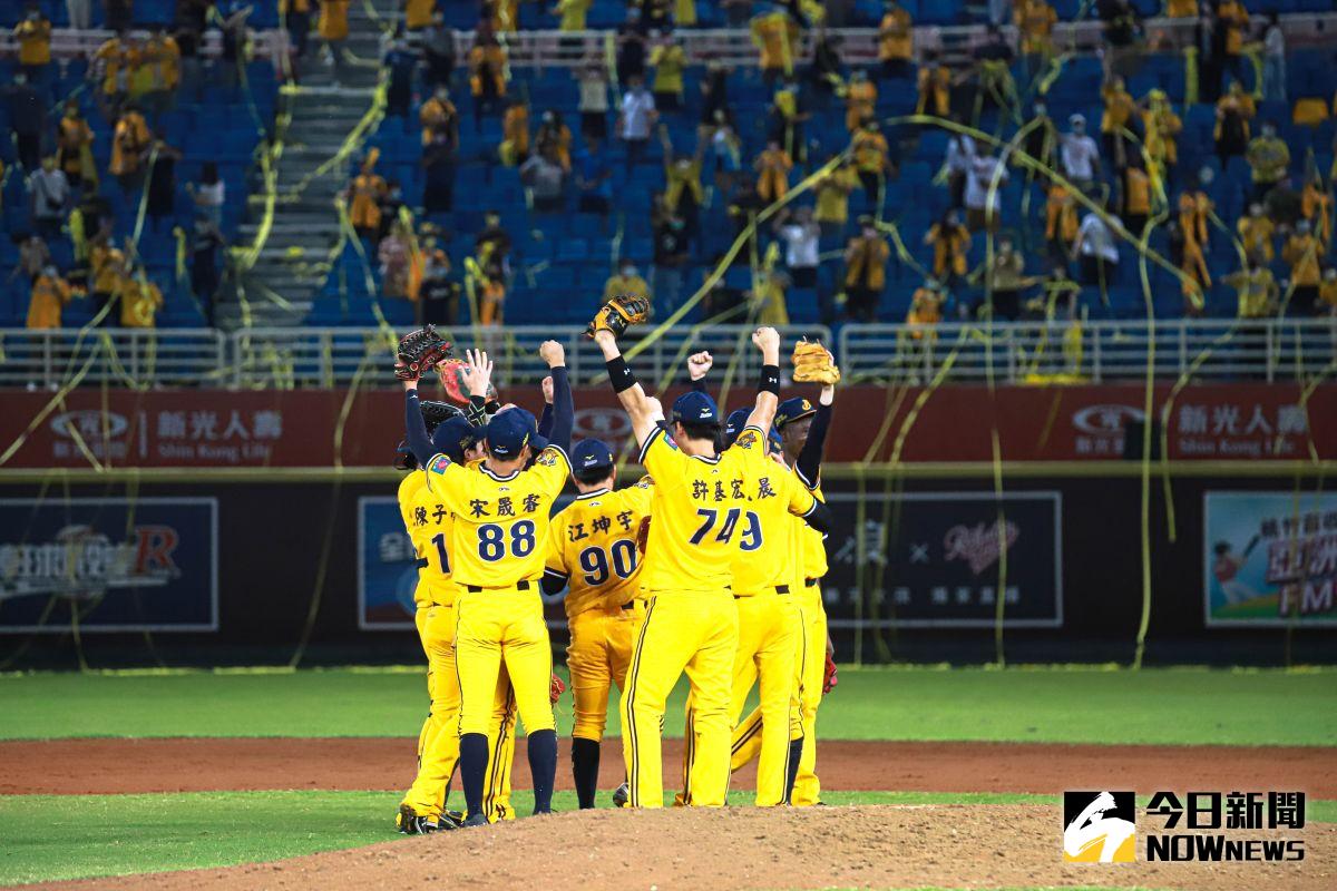 ▲中信兄弟順利擊敗樂天桃猿取得上半季冠軍。（圖／記者葉政勳攝 , 2021.08.17）