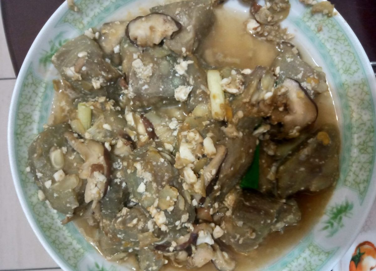 ▲網友分享自己炒出來的絲瓜整盤變黑，不仔細看還真不覺得這是盤絲瓜。（圖/家常菜）