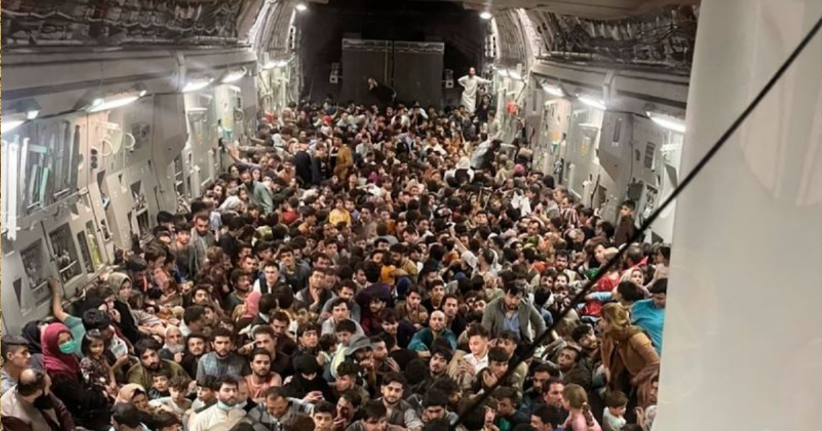 ▲一架C-17運輸機內，擠滿密密麻麻阿富汗逃難民眾的照片引發熱議。（圖／美聯社／達志影像）