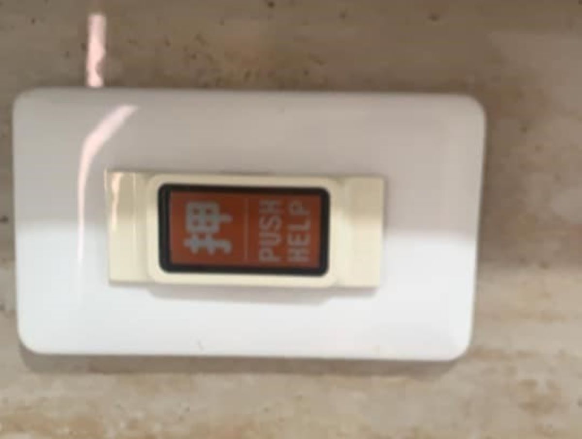 ▲一名女網友在家中床頭櫃附近發現紅色按鈕，就有行家揭開用途，表示「我兒子誤按過，之後爸媽超崩潰！」（圖／翻攝裝潢DIY研究室臉書）