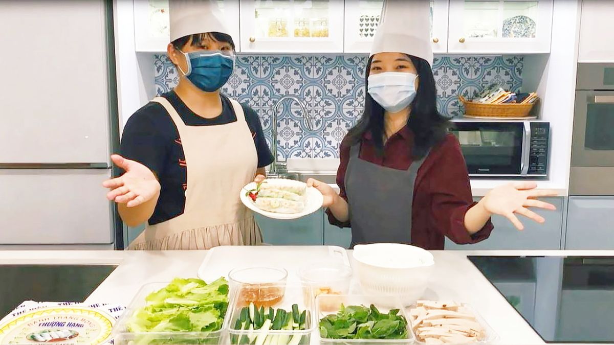 ▲透過影片，家庭成員可以陪伴長者學習不同國度的料理、語言、文化等。（圖／高市府青年局提供）