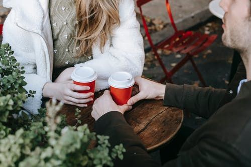 ▲美國有網友分享，她和交友軟體認識的男子約會，沒想到對方竟帶了「媽媽的骨灰」，讓她看了十分害怕。（示意圖，圖中人物與當事者無關／翻攝自《pexels》 ）